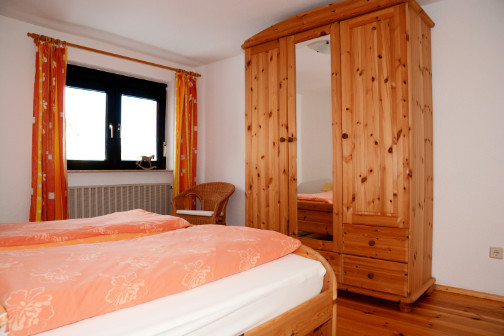 Schlafzimmer eins der Ferienwohnung mit Schrank
