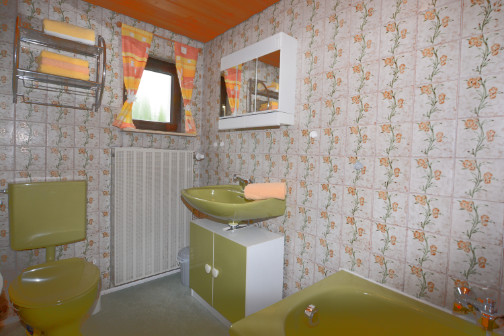 Badezimmer mit Fenster in der Ferienwohnung